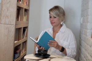 Татьяна Коваль читает книги в кафе